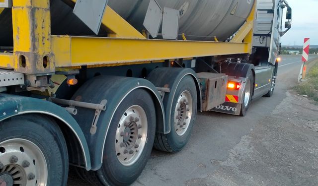 TIR’a arkadan çarpan motosikletin sürücüsü ağır yaralandı