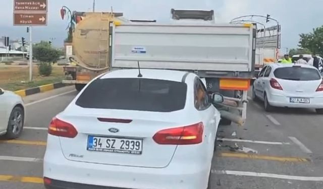 TIR’a arkadan çarpan otomobilin sürücüsü yaralandı