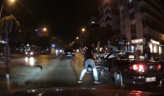 Trafikte tartıştı, kılıftan döner bıçağı çıkardı; o anlar kamerada