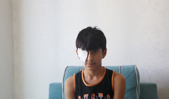Yapıştırıcı sıçrayınca kapanan göz kapağı doktor müdahalesiyle açıldı
