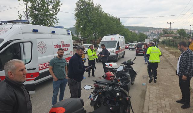 Yavaşlayan trafikte duran motosiklete başka bir motosiklet çarptı: 2 yaralı