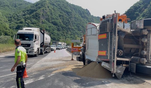 Yem yüklü TIR devrildi, kara yolu 2 saat ulaşıma kapandı