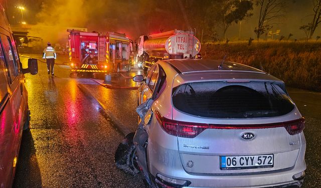 Zincirleme kazada TIR'a çarpıp alev alan otomobildeki 2 kişiyi çevredekiler kurtardı