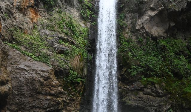 Amanos Dağları'nın eteğindeki Karaçay Şelalesi dron ile görüntülendi