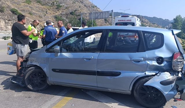 Amasya'da otomobil, demir bariyerlere çarptı: 4 yaralı