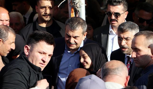 Bakan Tekin'den sınıf öğretmenine sürpriz doğum günü kutlaması (2)