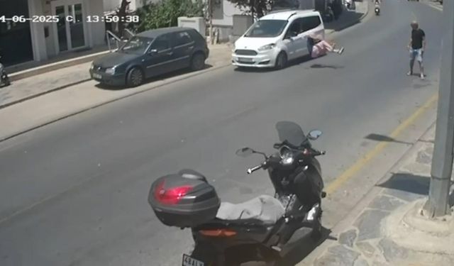 Bodrum'da hafif ticari aracın çarptığı yaya yaralandı; kaza kamerada