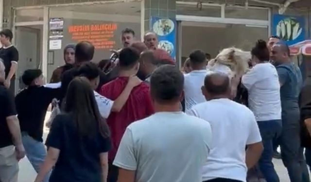 Boşanan çift ile yakınları arasındaki kavga kamerada