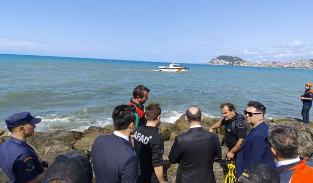 Denizde boğulma tehlikesi geçiren baba kurtarıldı, oğlu kayboldu (2)