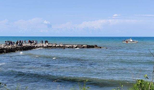 Denizde boğulma tehlikesi geçiren baba kurtarıldı, oğlu kayboldu