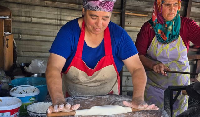 Depremzede kadınların tandır mesaisi; ekmeklerini ateşten çıkarıyorlar