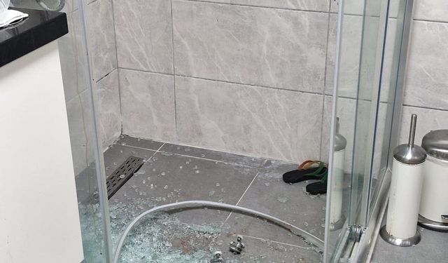 Duşa kabin camı patladı, emekli akademisyen yaralandı