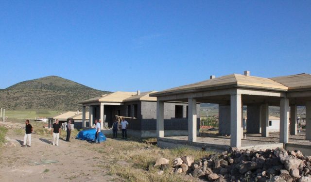Ev sahibi olmak isteyen 25 köylüyü dolandırdığı öne sürülen müteahhit hakkında suç duyurusu