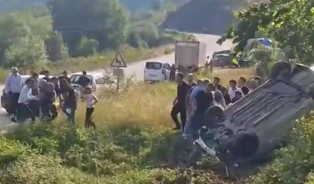 Fındık bahçesine devrilen otomobilin sürücüsü yaralandı; kaza kamerada