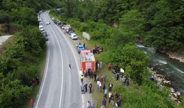 Hafif ticari araç dereye yuvarlandı: 2 ölü, 1 yaralı