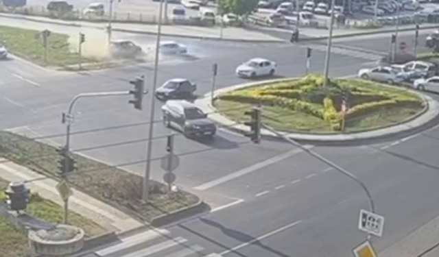 İki otomobilin çarpıştığı kaza kamerada
