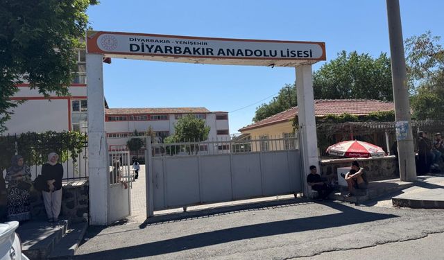 İsimleri karıştırılan okulların önünde önlem alan polis, 13 adayı sınava yetiştirdi