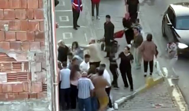 İstanbul - Avcılar'da iki grup arasında sokakta kavga kamerada