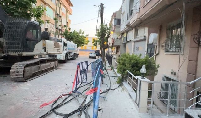 İstanbul - Avcılar'da kısmen çöken binanın yıkımına devam edilirken elektrik ve internet kabloları koptu
