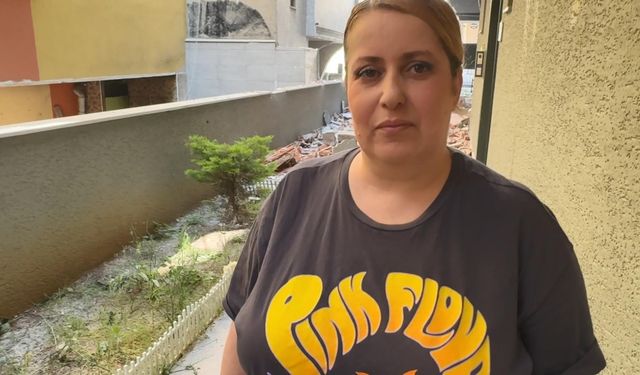 İstanbul - Avcılar'da yıkım yapılan binanın 3'üncü katından beton blok röportaj sırasında düştü; o anlar kamerada