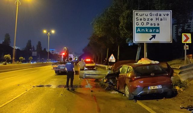 İstanbul- Bayrampaşa'da otomobil demir bariyere saplandı