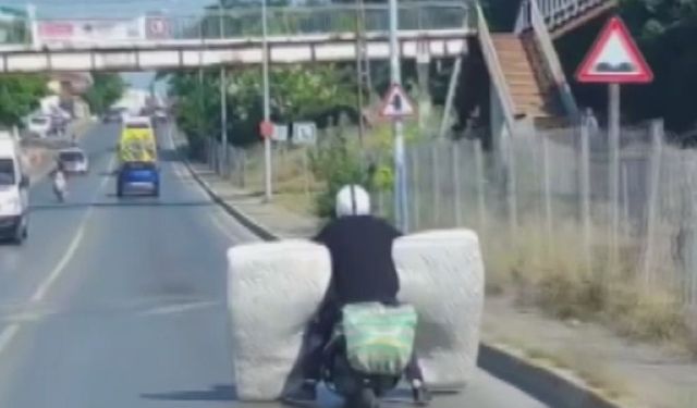 İstanbul - Sultanbeyli’de motosikletle yatak taşıdı