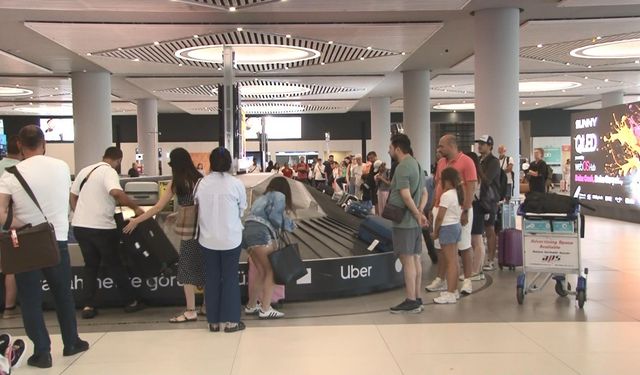 İstanbul - Tatil dönüşleri başladı; havalimanlarında uçuş ve yolcu yoğunluğu yaşanıyor