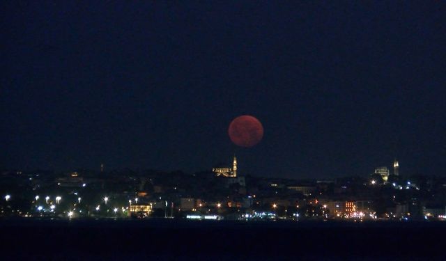İstanbul- Yazın habercisi 'Çilek Dolunayı', eşsiz görüntüler oluşturdu