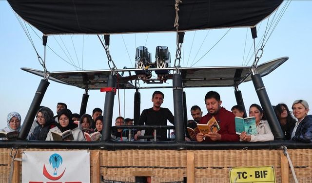 Kapadokya'da öğrenciler, sıcak hava balonunda kitap okudu