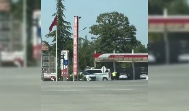 Kargaların saldırısına uğrayan trafik polisi zor anlar yaşadı