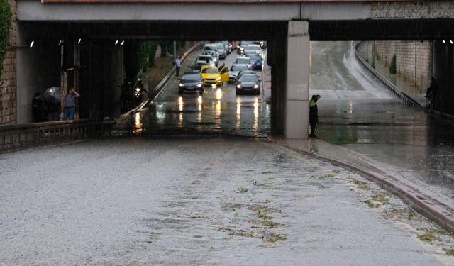 Konya'da sağanak; cadde, sokak ve altgeçitler suyla doldu