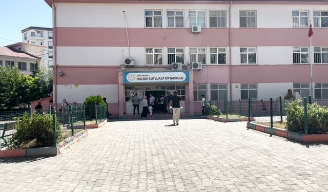 Koşarak geldikleri YKS'ye son anda yetiştiler