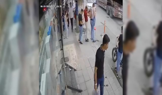 Malatya'da iş makinesi yüklü TIR'ın lastiğinin patlaması kamerada