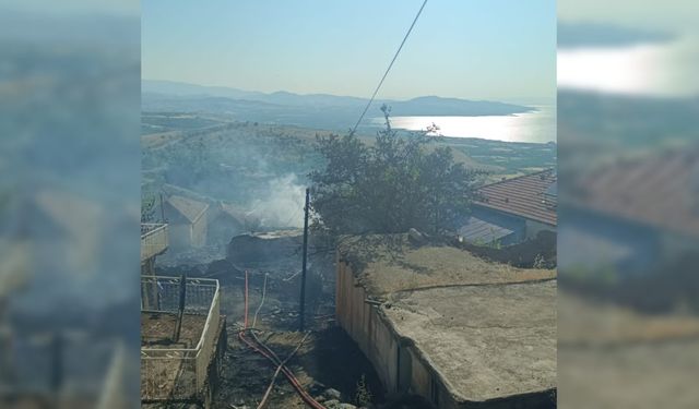 Malatya'da ot yangınında alevler ağır hasarlı evlere sıçradı (2)