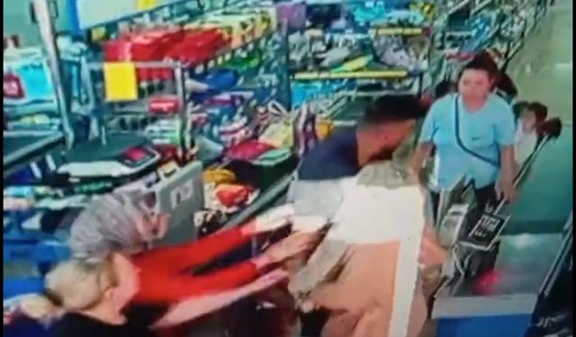 Marketteki kasa sırası tartışmasında 3 kişiyi darbetti; o anlar kamerada