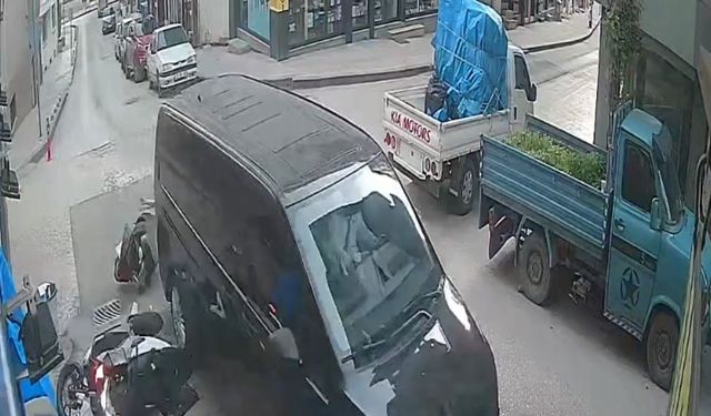 Motosiklet ile minibüsün çarpıştığı kaza kamerada; 2 yaralı