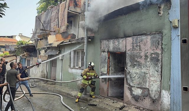 Müstakil evde çıkan yangın bitişiğindekine de sıçradı