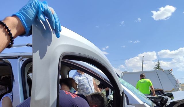 Nevşehir’de otomobil ile hafif ticari araç çarpıştı: 11 yaralı