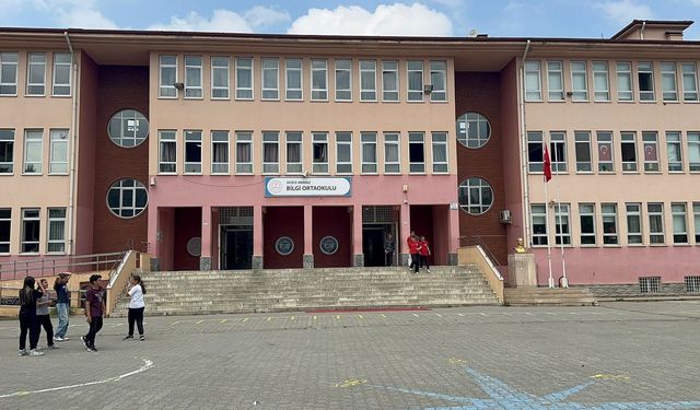 Okul koridorundaki çöpü kutuya atarken görüntülenen öğrenciye tablet hediyesi