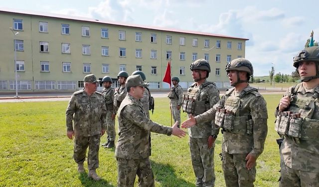 Orgeneral Selçuk Bayraktaroğlu, Mehmetçik ile bayramlaştı