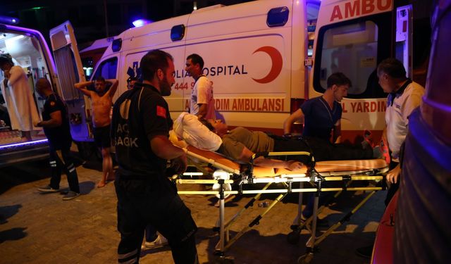 Otelin bodrum katında çıkan yangında yüzlerce turist tahliye edildi