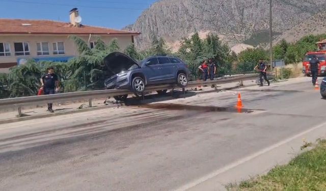 Otomobil, bariyere asılı kaldı: 1 yaralı