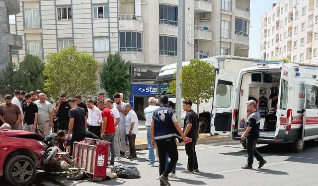 Otomobil, yaya geçidinden geçen motosiklete çarptı; kaza kamerada