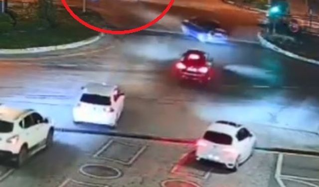 Otomobilin çarptığı motosikletli yaralandı; kaza kamerada