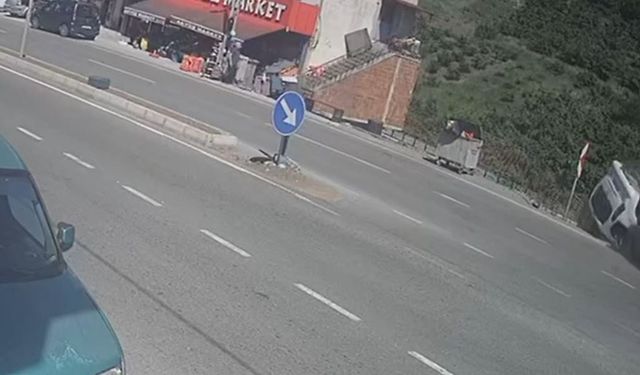 Otomobille çarpışan hafif ticari aracın dereye yuvarlandığı kaza kamerada: 3 yaralı