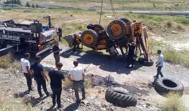 Şarampole yuvarlanan iş makinesinin operatörü yaralandı