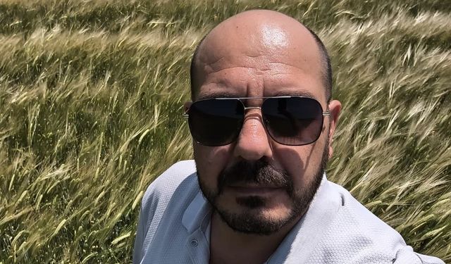 Tarlada selfi yaparken üzerinde kene olduğu fark etti