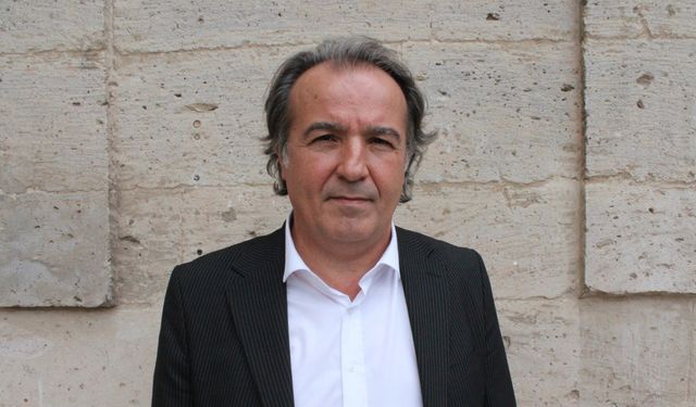 Tarlada sondaj kuyusundan karbondioksit gazı çıktı, su fışkırdı