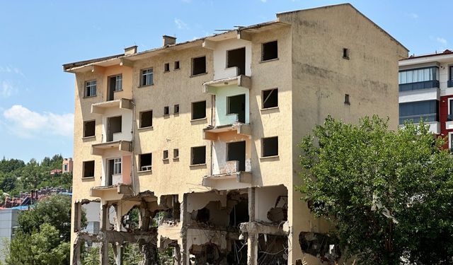 Tunceli'de hasarlı yapılar yıkılıyor /Video eklendi