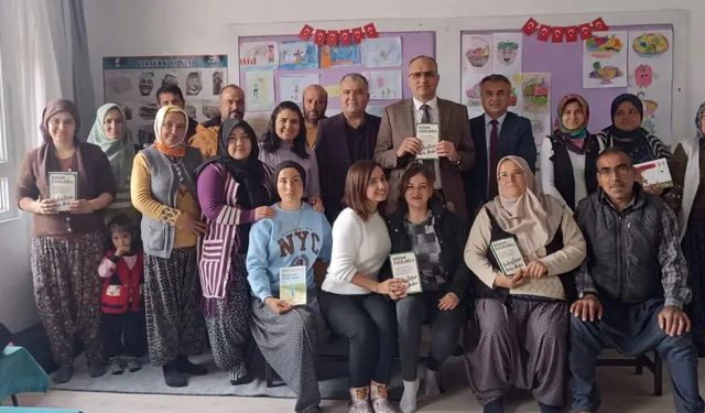 Veliler, çocuklarının sırasında kitap okuyor